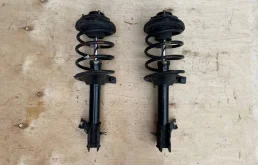 Амортизатор передний правый для Nissan X-Trail 2001 года на фотографиях