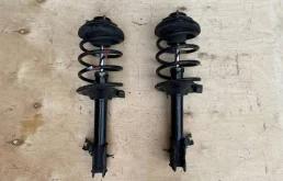 Амортизатор передний правый для Nissan X-Trail 2001 года на фотографиях