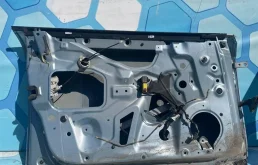 Дверь передняя левая для Audi A4 2004 года на фотографиях