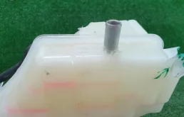 Бачок стеклоомывателя передний для Toyota Land Cruiser 2018 года на фотографиях