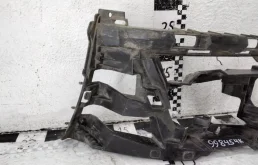 Кронштейн заднего бампера левый для Volkswagen Polo 2016 года на фотографиях