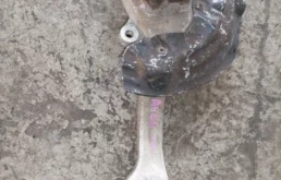 Кулак поворотный левый для Audi A6 2008 года на фотографиях