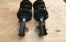 Амортизатор передний левый для Nissan Teana 2004 года на фотографиях