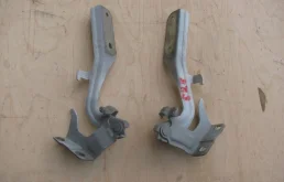 Крепление петли капота для Nissan Juke на фотографиях