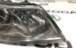 Фара ксенон левая для Skoda Octavia 2010 года на фотографиях