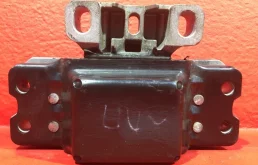 Опора двигателя передняя левая верхняя для Volkswagen Jetta 2005 года на фотографиях