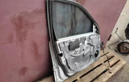 Стекла и зеркала для Mercedes-Benz C class 2004 года на фотографиях