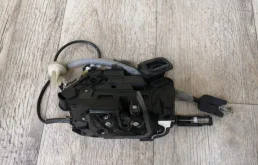 Уплотнитель передней правой двери для Volkswagen Jetta на фотографиях