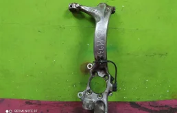 Кулак поворотный левый для Audi A6 2001 года на фотографиях