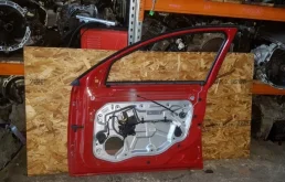 Дверь передняя правая для Volvo S40 2004 года на фотографиях