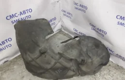 Подкрылок передний правый для Volkswagen Touareg 2013 года на фотографиях