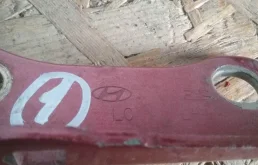 Петля капота левая для Hyundai Accent 2002 года на фотографиях