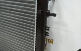 Радиатор охлаждения ДВС для Hyundai Tucson 2005 года на фотографиях