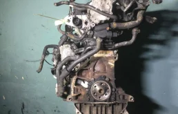 Двигатель без навесного для Volkswagen Caddy 2007 года на фотографиях