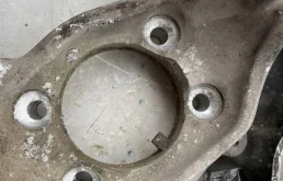 Кулак поворотный левый для Audi A6 2008 года на фотографиях