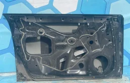 Дверь передняя левая для Audi A4 2004 года на фотографиях