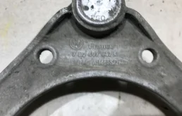 Рычаг передний левый верхний для Volkswagen Touareg 2008 года на фотографиях