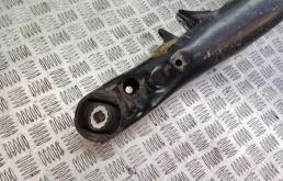 Подрамник двигателя для Audi A4 2014 года на фотографиях