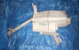 Бачок стеклоомывателя передний для Nissan X-Trail 2009 года на фотографиях