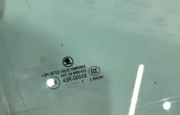 Стекло двери заднее правое для Skoda Octavia 2010 года на фотографиях