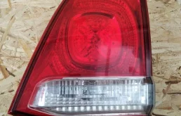 Фонарь внутренний правый для Toyota Land Cruiser 2008 года на фотографиях