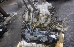 Двигатель для Nissan Pathfinder 2000 года на фотографиях