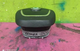 Подушка безопасности водителя для Skoda Octavia 2011 года на фотографиях