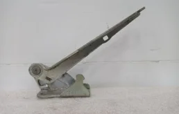 Петля капота левая для Hyundai Accent 2002 года на фотографиях