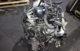 Двигатель для Nissan Pathfinder 2005 года на фотографиях