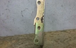 Петля капота левая для Hyundai Accent 2002 года на фотографиях