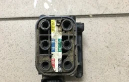 Блок клапанов пневмоподвески для Mercedes-Benz GL class 2008 года на фотографиях