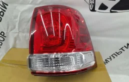 Фонарь правый для Toyota Land Cruiser 2008 года на фотографиях