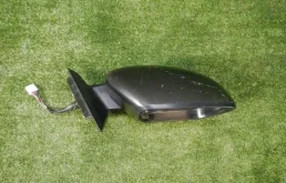 Стекла и зеркала для Nissan X-Trail 2021 года на фотографиях