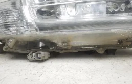 Фара ксенон левая для Toyota Land Cruiser 2020 года на фотографиях