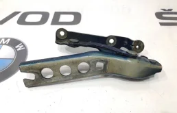 Петля капота правая для Skoda Octavia 2010 года на фотографиях