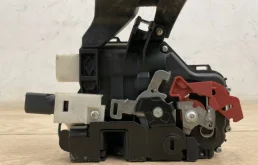 Замок двери задней правой для Volkswagen Touareg 2003 года на фотографиях