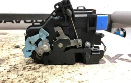 Замок передней левой двери для Skoda Octavia 2010 года на фотографиях