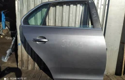 Дверь задняя правая для Volkswagen Jetta 2007 года на фотографиях