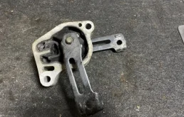 Опора двигателя передняя левая нижняя для Nissan Teana 2010 года на фотографиях