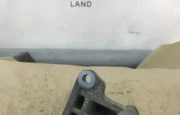 Кронштейн подушки двигателя задний правый для Infiniti FX 2009 года на фотографиях