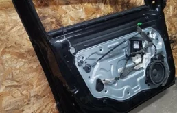 Дверь передняя левая для Volvo S40 2004 года на фотографиях