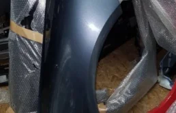 Крыло правое для Volkswagen Touareg 2006 года на фотографиях