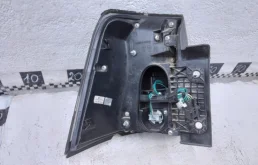 Фонарь внешний левый для Toyota Land Cruiser 2008 года на фотографиях