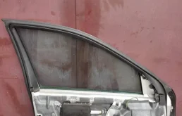 Стекла и зеркала для Mercedes-Benz C class 2004 года на фотографиях