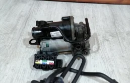 Компрессор пневмоподвески задний для Mercedes-Benz S class 2012 года на фотографиях