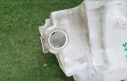 Бачок стеклоомывателя передний для Toyota RAV4 2019 года на фотографиях