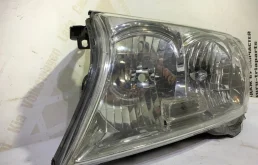 Фара левая для Toyota Land Cruiser 2010 года на фотографиях