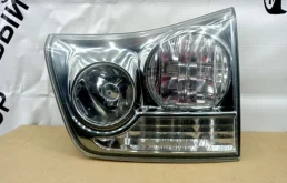 Фонарь внутренний правый для Lexus RX 2005 года на фотографиях