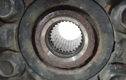 Кулак поворотный правый для Nissan X-Trail 2012 года на фотографиях