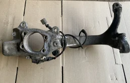 Кулак поворотный левый для Audi A4 2006 года на фотографиях